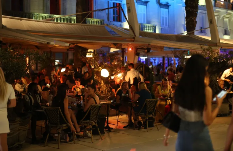 Zabranjen rad nakon ponoći na vrhuncu turističke sezone: Ovako je sinoć izgledao noćni život Splita i Zrća