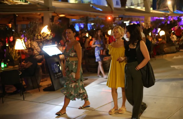 Zabranjen rad nakon ponoći na vrhuncu turističke sezone: Ovako je sinoć izgledao noćni život Splita i Zrća