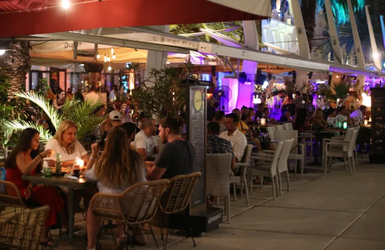 Zabranjen rad nakon ponoći na vrhuncu turističke sezone: Ovako je sinoć izgledao noćni život Splita i Zrća