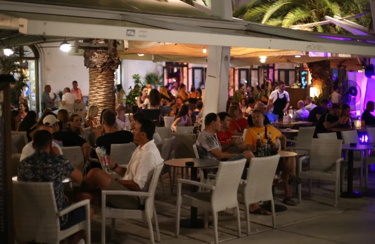 Zabranjen rad nakon ponoći na vrhuncu turističke sezone: Ovako je sinoć izgledao noćni život Splita i Zrća