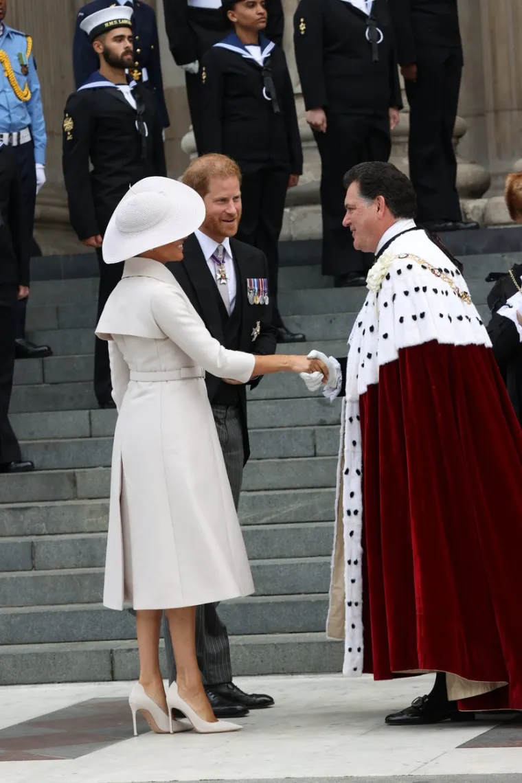Bliski izvori paru naglasili su da ih definitivno ne treba očekivati na svakom događaju tijekom kraljičinog jubileja. Uz to, ovo će biti najdulji ostanak para u Britaniji otkako su ogorčeno napustili kraljevsku obitelj i prije više od dvije godine odselili prvo u Kanadu, a zatim u SAD. 

&quot;Njezino je Veličanstvo jasno je dalo do znanja da ovo ne bi trebalo biti ni o njoj samoj, a kamoli o obiteljskim dramama. Čak i Sussexovi to poštuju&quot;, rekao je izvor.
