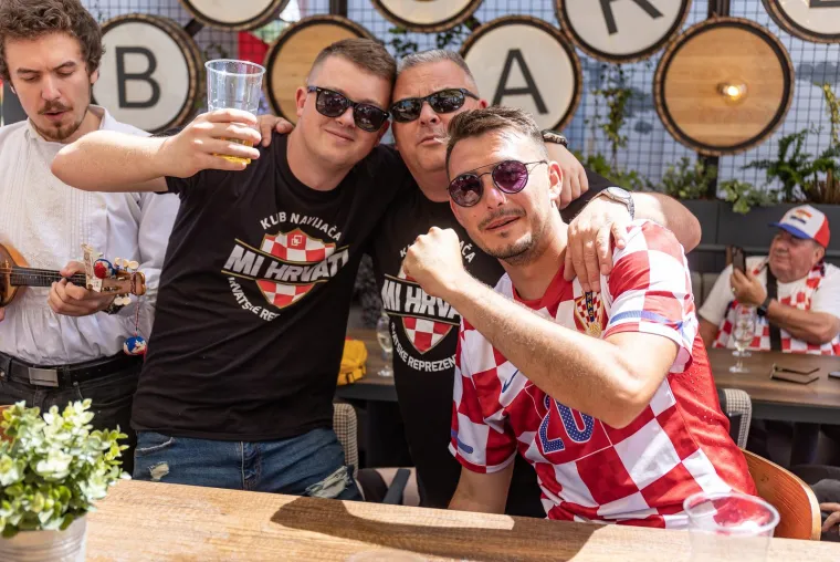 Veselo u Osijeku: Počinje navijački urnebes, stigli i tamburaši
