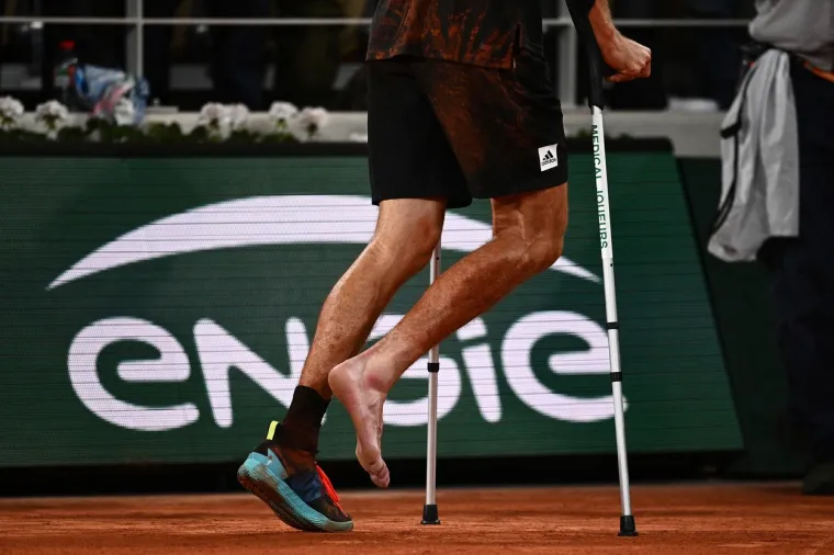 Grozne scene u Parizu: Zverev se teško ozlijedio i nije mogao nastaviti polufinale, s terena je otišao na štakama