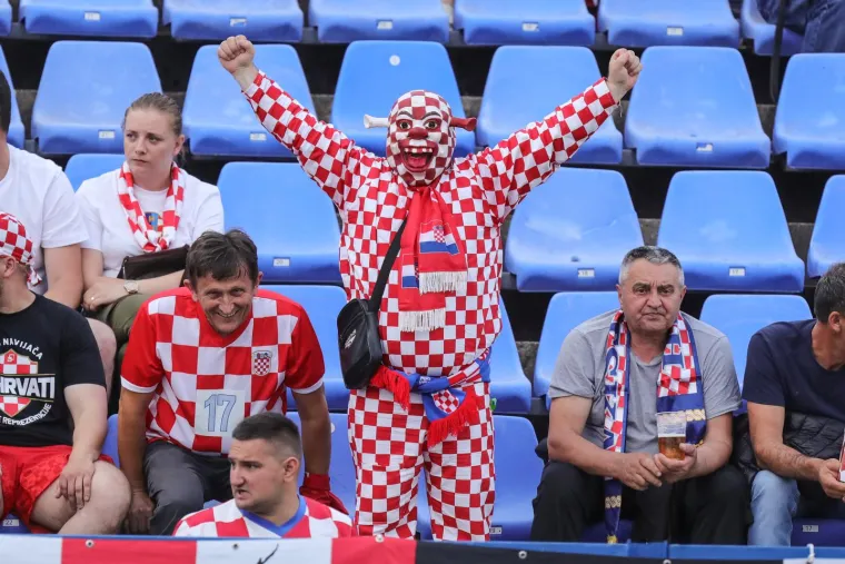 Prekrasne scene s Gradskog vrta: Pojavio se kockasti Shrek i oduševio cijeli stadion