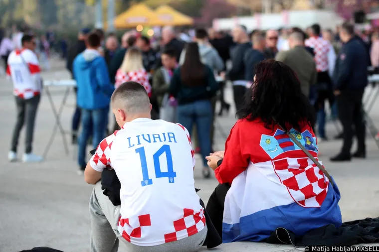 Atmosfera uoči prve utakmice Hrvatske ove godine: Na rivi je pravo 'smetlište', ulice su pune limenki