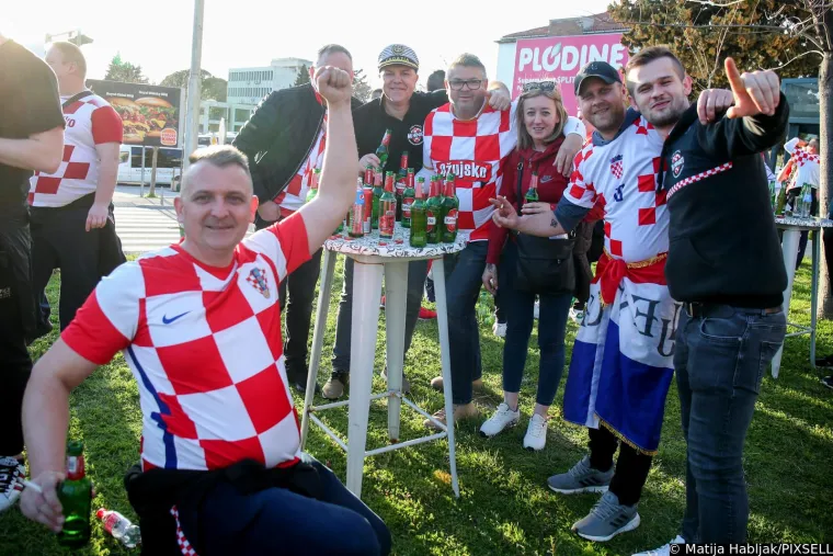Atmosfera uoči prve utakmice Hrvatske ove godine: Na rivi je pravo 'smetlište', ulice su pune limenki