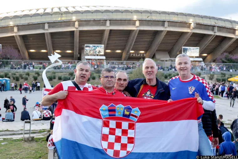 Atmosfera uoči prve utakmice Hrvatske ove godine: Na rivi je pravo 'smetlište', ulice su pune limenki