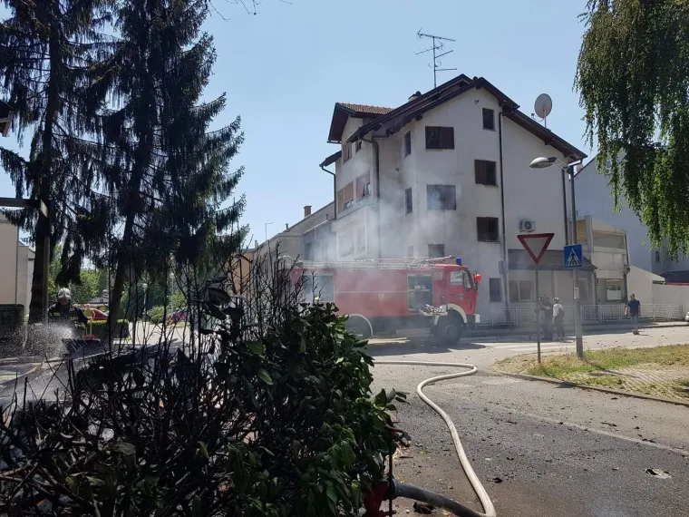 Požar u Folnegovićevom naselju! Izgorio ilegalni deponij glomaznog otpada, oštećena i zgrada