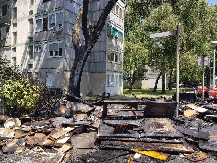 Požar u Folnegovićevom naselju! Izgorio ilegalni deponij glomaznog otpada, oštećena i zgrada