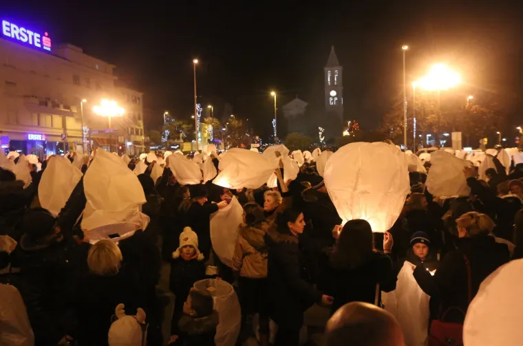 HUMANITARNA AKCIJA U ŠIBENIKU: Više od tisuću lampiona obasjalo nebo nad gradom