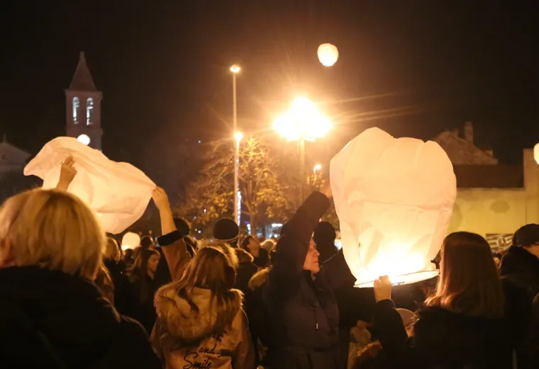 HUMANITARNA AKCIJA U ŠIBENIKU: Više od tisuću lampiona obasjalo nebo nad gradom