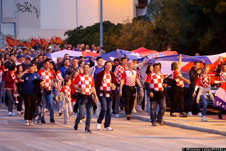 Hrvatski navijači razvili iznimno dugačku zastavu: Mlade dame su već na Poljudu