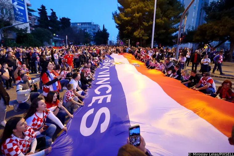Hrvatski navijači razvili iznimno dugačku zastavu: Mlade dame su već na Poljudu