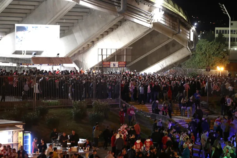Goleme gužve oko Poljuda: Tisuće ljudi su još izvan stadiona, a pogledajte kakva atmosfera vlada na tribinama