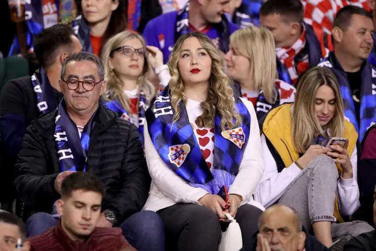 Goleme gužve oko Poljuda: Tisuće ljudi su još izvan stadiona, a pogledajte kakva atmosfera vlada na tribinama