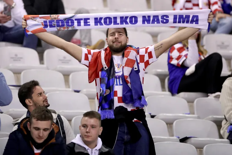 Goleme gužve oko Poljuda: Tisuće ljudi su još izvan stadiona, a pogledajte kakva atmosfera vlada na tribinama