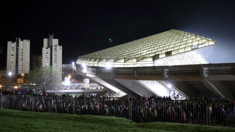 Goleme gužve oko Poljuda: Tisuće ljudi su još izvan stadiona, a pogledajte kakva atmosfera vlada na tribinama