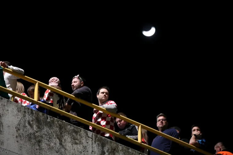 Goleme gužve oko Poljuda: Tisuće ljudi su još izvan stadiona, a pogledajte kakva atmosfera vlada na tribinama