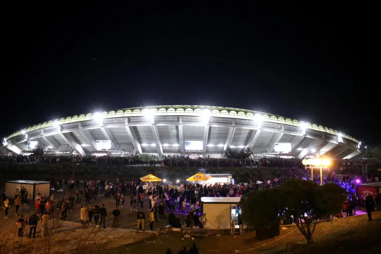 Goleme gužve oko Poljuda: Tisuće ljudi su još izvan stadiona, a pogledajte kakva atmosfera vlada na tribinama