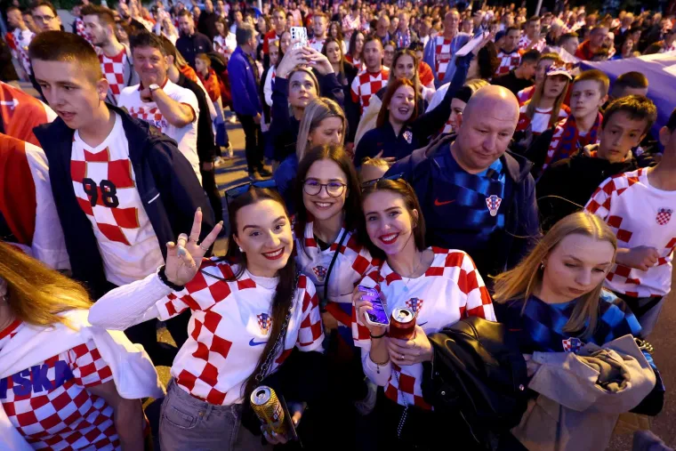 Goleme gužve oko Poljuda: Tisuće ljudi su još izvan stadiona, a pogledajte kakva atmosfera vlada na tribinama