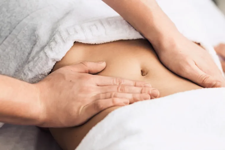 Ako osjetite bilo kakvu bol ili nelagodu tijekom samomasaže abdomena, važno je odmah prekinuti masažu. Također se preporučuje konzultirati se s liječnikom ako nelagoda potraje ili se pogorša.
