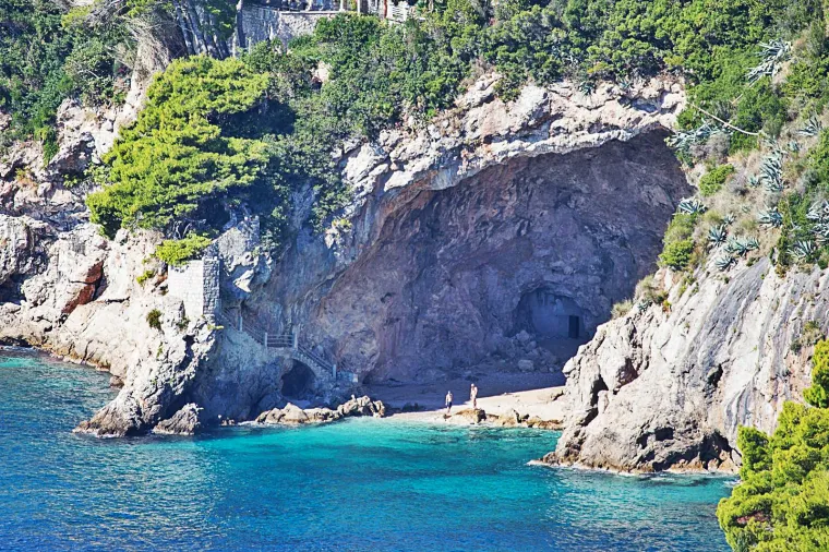 Sljedeća je Betina špilja, šljunčana plaža koja se nalazi u špilji između vile Šeherezada i plaže Gjivovici. Vogue piše: "Nedaleko od Dubrovnika, plaža Betina je smještena u stjenovitoj špilji. Do ove lijepo očuvane klopke za sunce može se doći samo morem - ili vodenim taksijem ili kajakom". Inače, ova je plaža dobila ime po nadimku Bete, kako su zvali velikog dubrovačkog znanstvenika Marina Getaldića, koji je u špilji vršio razne optičke pokuse i istraživanja.