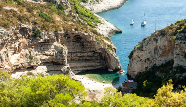 Plaža Stiniva svakako je zaslužila biti na ovom popisu. Smještena na otoku Visu već dugo slovi kao jedna od najljepših plaža Jadrana. "Nekadašnje skrovište vojnika za vrijeme Drugog svjetskog rata, Vis se danas smatra jednim od najljepših otoka u Hrvatskoj. Plaža Stiniva smještena je na mirnoj mijelu otoka, a iako pomalo nepristupačna, odiše istinskom ljepotom", piše Vogue.