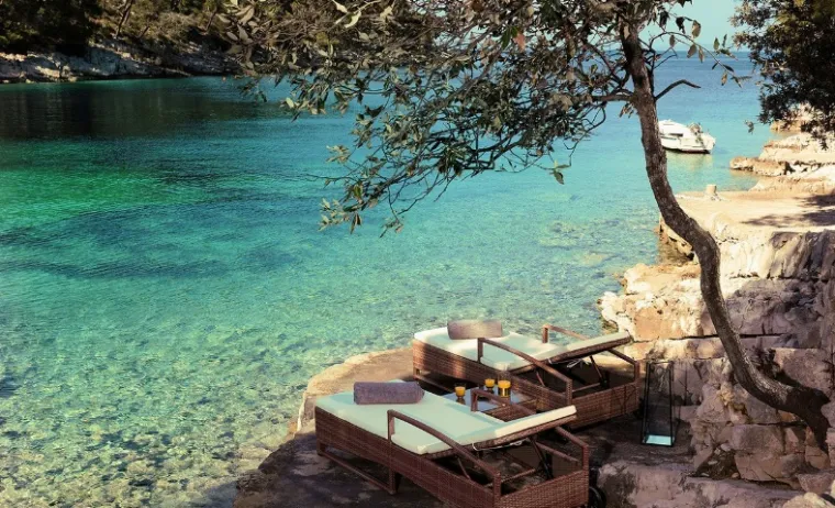Na popisu se našla i Mala zelena uvala. Privatna plaža The Little Green Bay na otoku Hvaru slovi kao pravi mali raj na Zemlji. Riječ je o plaži u sklopu istoimenog hotela okruženoj drvećem dalmatinske masline. Na plaži se nalaze mekane ležaljke, a gosti hotela mogu iskoristiti maske za ronjenje i pedaline koje hotel nudi te tako istražiti čarobno Hvarsko podmorje, piše Vogue.