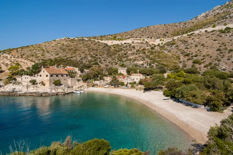 Sve što vam za odličan odmor treba ima plaža Dubovica na otoku Hvaru. Barem tako piše Vogue. Zaštićena od vjetra, izuzetno čisto i mirno more pružit će vam neopisivi osjećaj opuštenosti.
