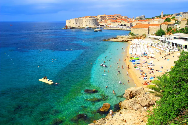 Posljednja, ali ne i manje lijepa plaža, koja se našla na popisu britanskog modnog časpopisa Vogue je dubrovačka plaža banje s koje puca prekrasan pogled na zidine. Jedna je od najljepših dalmatinskih plaža. Jedan joj je dio ograđen i privatiziran zbog čega je moguće, čak i na ovako traženoj plaži, osjetiti mir i uživati u šumu valova.