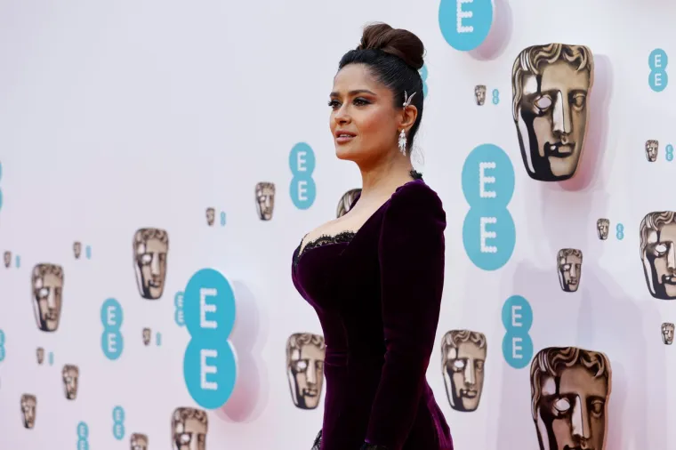 Salma Hayek slavi 57. rođendan: Atraktivnim izgledom privlači brojne poglede