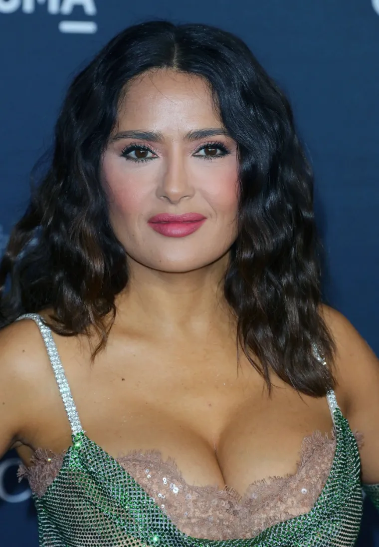 Salma Hayek slavi 57. rođendan: Atraktivnim izgledom privlači brojne poglede