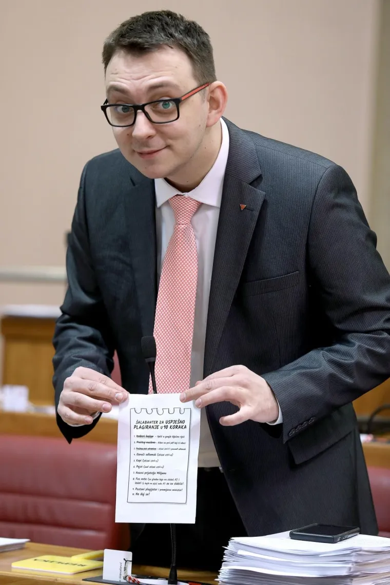 Bojan Glavašević je ponosno zalijepio šalabahter za plagiranje na svoj mikrofon.
photo: Patrik Macek/PIXSELL