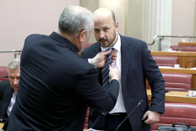 Silvano Hrelja pomaže Gordanu Marasu namjestiti kravatu.
Photo: Patrik Macek/PIXSELL