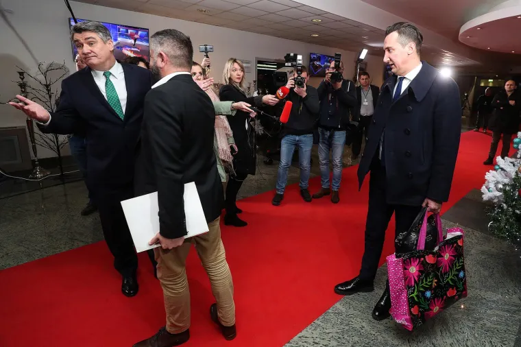Kamera u poljudskoj loži uhvatila doktora koji se proslavio noseći Kolindinu torbicu