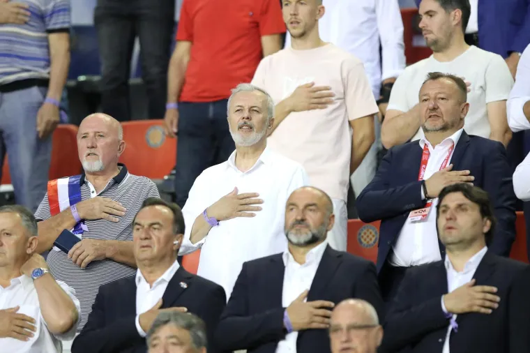 Kamera u poljudskoj loži uhvatila doktora koji se proslavio noseći Kolindinu torbicu