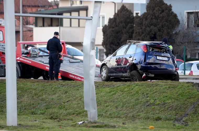 Prometna nesreća kod pružnog prjelaza Trnava na Branimirovoj ulici, auto sletio s ceste i udario u reklamni pano.
