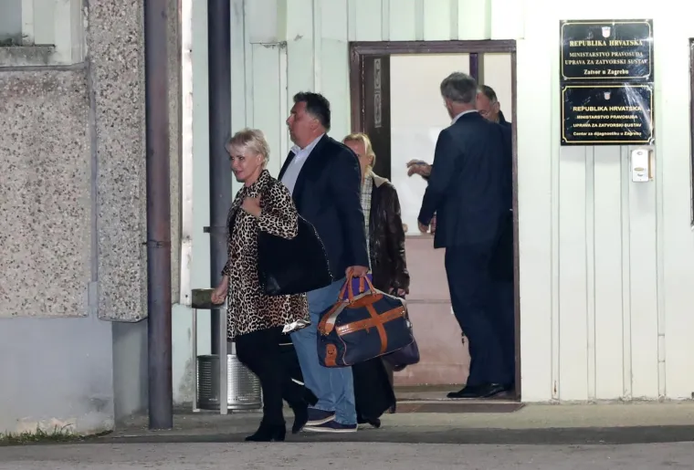 [FOTO] OPTUŽENI U SLUČAJU AGROKOR IZAŠLI IZ REMETINCA: Dok jedni nisu skrivali sreću, drugi su se pokrili po glavi