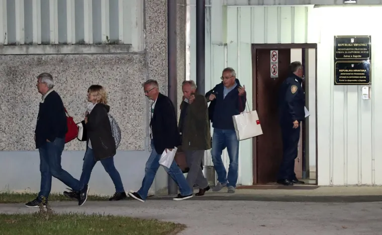 [FOTO] OPTUŽENI U SLUČAJU AGROKOR IZAŠLI IZ REMETINCA: Dok jedni nisu skrivali sreću, drugi su se pokrili po glavi