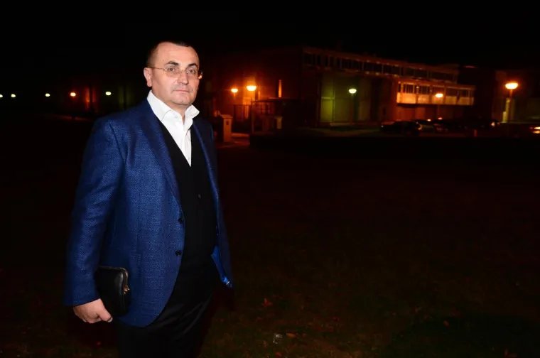 [FOTO] OPTUŽENI U SLUČAJU AGROKOR IZAŠLI IZ REMETINCA: Dok jedni nisu skrivali sreću, drugi su se pokrili po glavi
