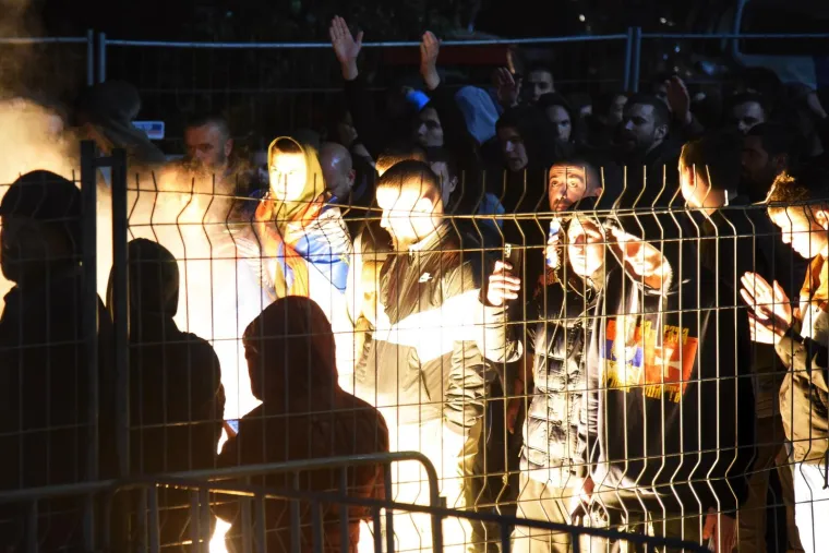 Pogledajte vatrene prizore s balkanskog derbija Crne Gore i Srbije: Policija na ulici u punoj spremi, zatvoreni lokali...
