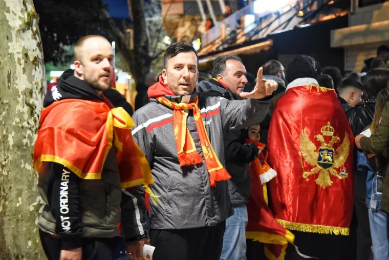 Pogledajte vatrene prizore s balkanskog derbija Crne Gore i Srbije: Policija na ulici u punoj spremi, zatvoreni lokali...