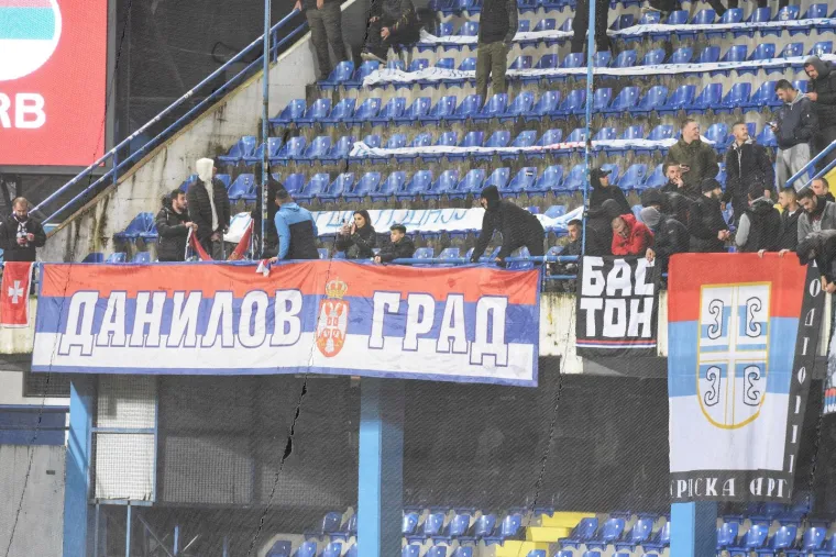 Pogledajte vatrene prizore s balkanskog derbija Crne Gore i Srbije: Policija na ulici u punoj spremi, zatvoreni lokali...