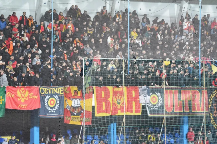 Pogledajte vatrene prizore s balkanskog derbija Crne Gore i Srbije: Policija na ulici u punoj spremi, zatvoreni lokali...