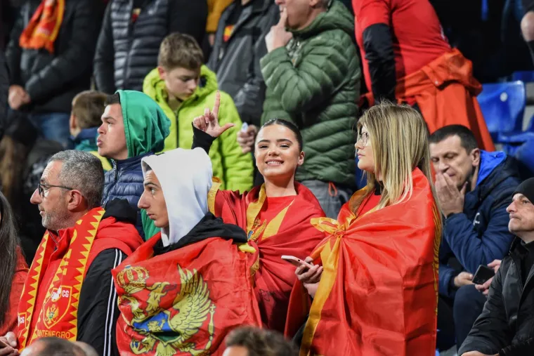 Pogledajte vatrene prizore s balkanskog derbija Crne Gore i Srbije: Policija na ulici u punoj spremi, zatvoreni lokali...