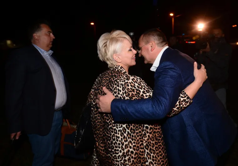 [FOTO] OPTUŽENI U SLUČAJU AGROKOR IZAŠLI IZ REMETINCA: Dok jedni nisu skrivali sreću, drugi su se pokrili po glavi