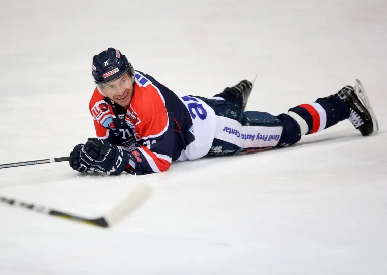 Hokejaši Medveščaka ostvarili su treću uzastopnu pobjedu u EBEL-u, oni su u subotu u Domu sportova svladali KAC iz Klagenfurta sa 3-2 (1-1, 1-1, 1-0).