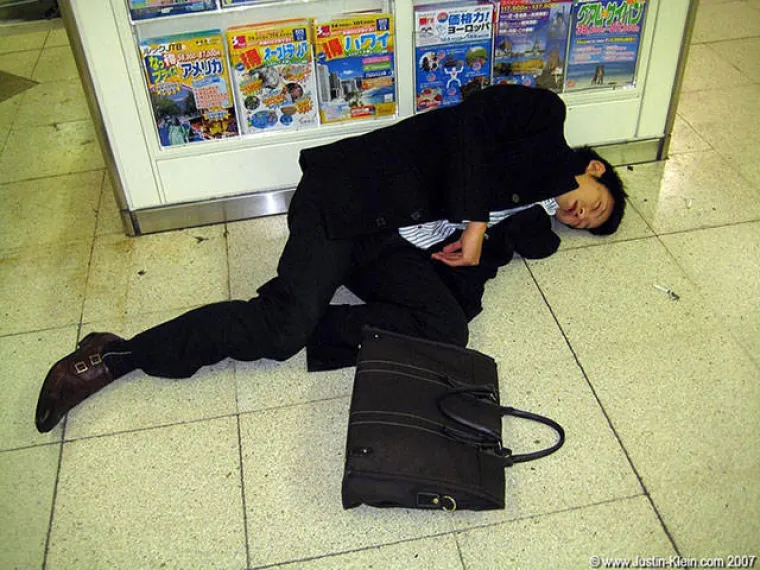 Japanski biznismeni stvarno loše podnose alkohol, pa to je čisti raspašoj!