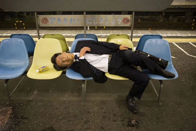 Japanski biznismeni stvarno loše podnose alkohol, pa to je čisti raspašoj!