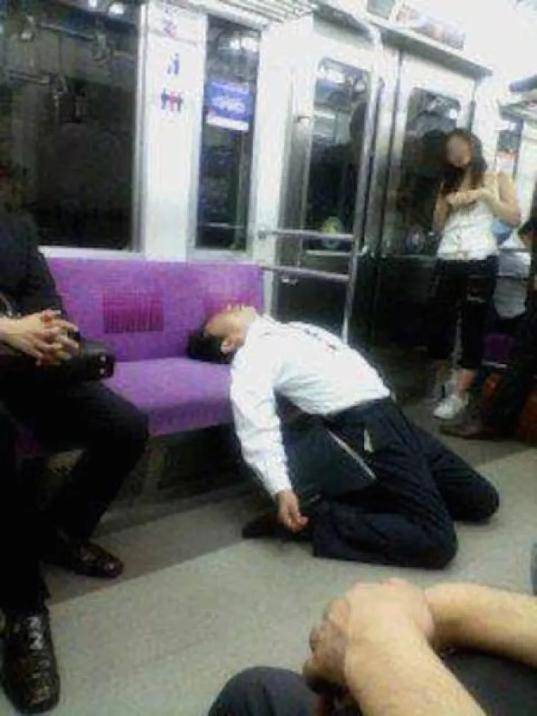 Japanski biznismeni stvarno loše podnose alkohol, pa to je čisti raspašoj!